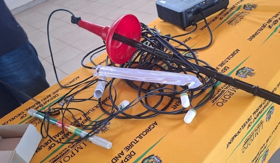 Participating farmers received cutting-edge Wetting Front Detectors and Chameleon sensors to monitor real-time crop moisture needs and water salinity, while Extension officers were simultaneously outfitted with electrical conductivity (EC) meters to deliver ongoing technical support.